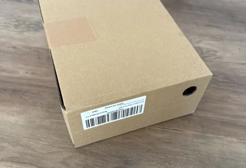 Paketfoto eines gepackten Kartons mit Versandetikett